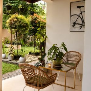 VillaTransit lush garden pathway